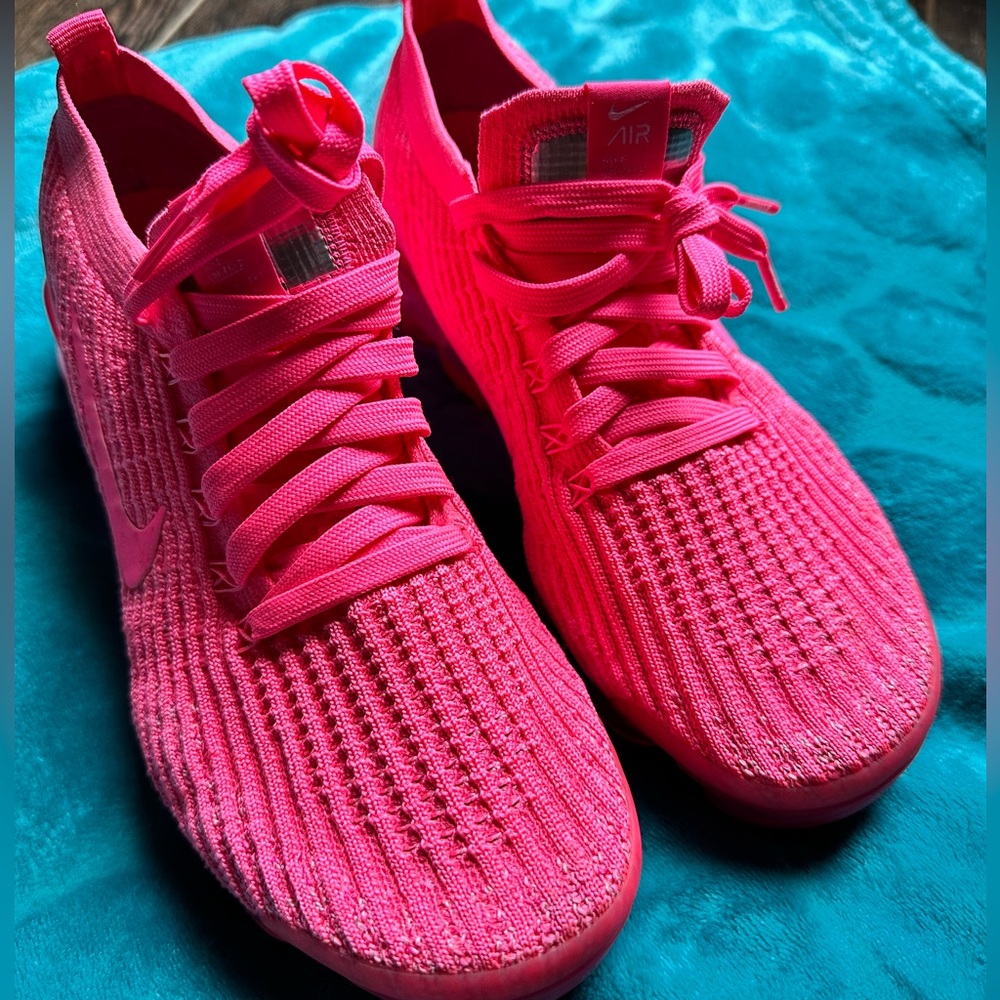 USED Women Air Vapormax FlyKnit 3. Excellent condition. **NO BOX**